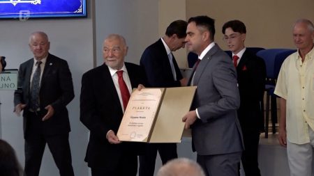 Stjepanu Mesiću uručena plaketa za razvoj demokratije u regionu Stjepanu Mesiću uručena plaketa za razvoj demokratije u regionu