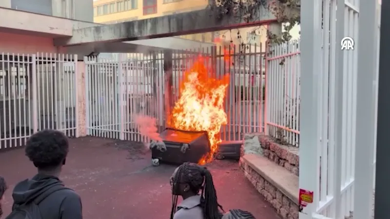 U Francuskoj privedeno 440 ljudi nakon protesta srednjoškolaca, većina su maloljetnici