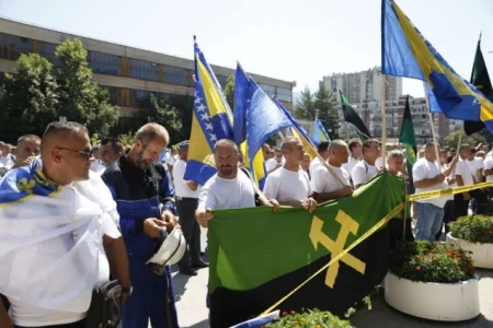 Rudari Breze i Bile odustali od protesta u Sarajevu, ostaju u neposluhu do isplate plaće Rudari Breze i Bile odustali od protesta u Sarajevu, ostaju u neposluhu do isplate plaće