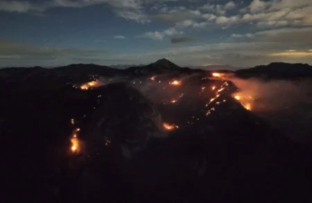 Požar na Čvrsnici aktivan je deseti dan, vatrogasci polažu dva kilometra cijevi kako bi spriječili širenje požara prema Masnoj Luci Požar na Čvrsnici aktivan je deseti dan, vatrogasci polažu dva kilometra cijevi kako bi spriječili širenje požara prema Masnoj Luci