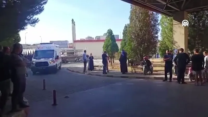 Najmanje 11 osoba ranjeno u pucnjavi ispred škole u Turskoj Najmanje 11 osoba ranjeno u pucnjavi ispred škole u Turskoj