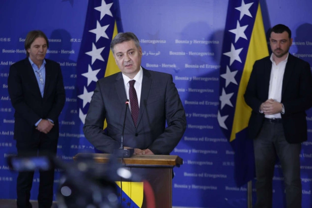 Četrnaest državnih poslanika traži preispitivanje i suspenziju sporazuma Srbije i RS-a Četrnaest državnih poslanika traži preispitivanje i suspenziju sporazuma Srbije i RS-a