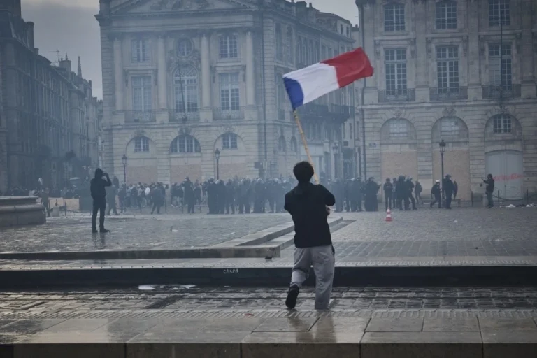 Francuska se sprema za treći uzastupni vikend protesta, skupovi predvođeni mladima se šire Evropom Francuska se sprema za treći uzastupni vikend protesta, skupovi predvođeni mladima se šire Evropom